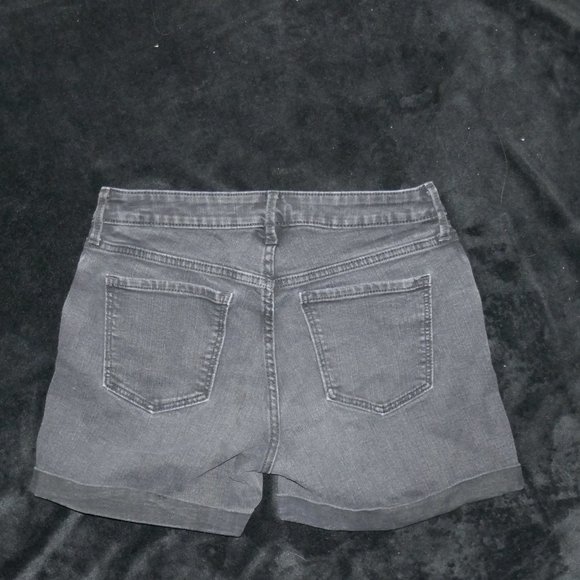 Black Old Navy maternity denim shorts - Picture 2 of 4